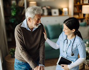 Enfermeira com doente idoso