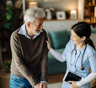 Enfermeira com doente idoso