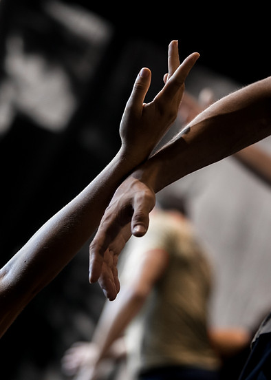 Danser les mains se touchent