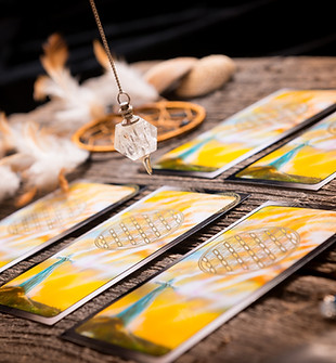 Dowsing Pendulum over Tarot