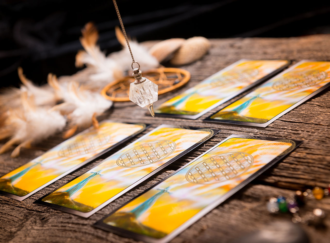 Dowsing Pendulum over Tarot