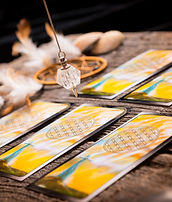 Pendule de radiesthésie sur tarot