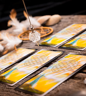 Dowsing Pendulum over Tarot