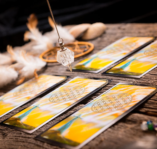 Pendule de radiesthésie sur tarot