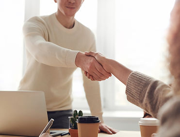 Aperto de mão entre um homem e uma senhora