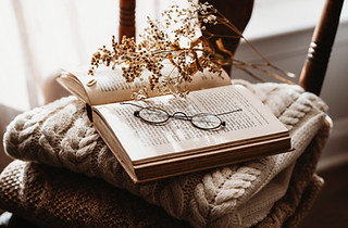 Livre avec lunettes