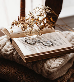 Lunettes de lecture sur livre