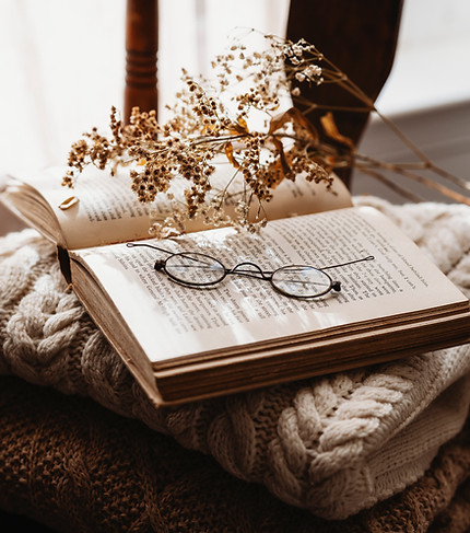 Lunettes de lecture sur livre