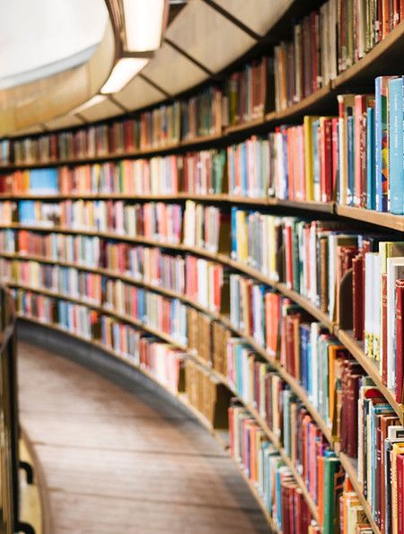 Gebogene Bibliotheksregale