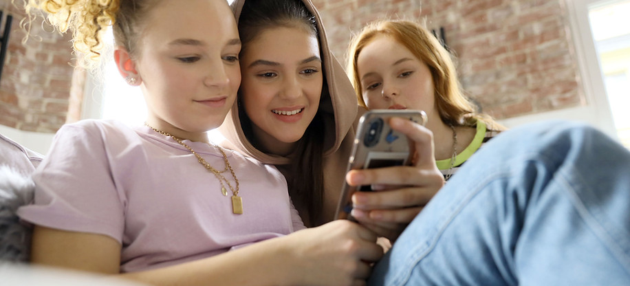 Adolescentes en teléfono móvil
