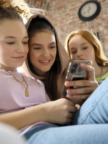 Equilibre Entre Devoirs et Réseaux Sociaux : Conseils Pratiques pour Parents d'Ados 