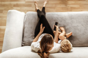 Mãe e filhos assistindo desenhos animados