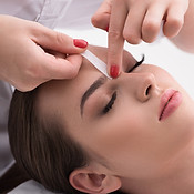Épilation des sourcils à la cire