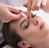 Épilation des sourcils à la cire