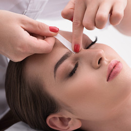 Depilación con cera para cejas