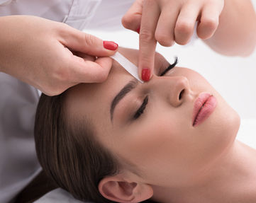 Épilation des sourcils à la cire