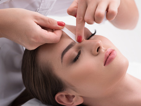 Épilation des sourcils à la cire