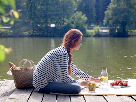 vrouw aan het picknicken