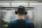 Fones de ouvido e metrô