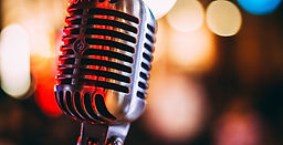 Gros plan sur un microphone vintage