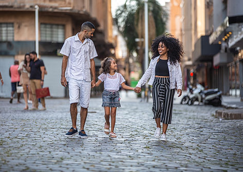 Casal passeando com filha