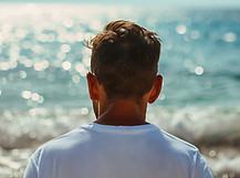 Mens onder ogen ziende oceaan