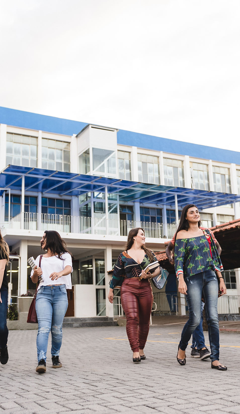 Jovens no campus