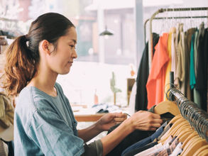 Tweedehands kleding verkopen: zo doe je dat slim, snel én duurzaam