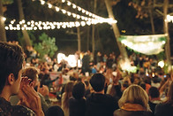 Mennesker som koser seg på en hagefest med hyggelig atmosfære