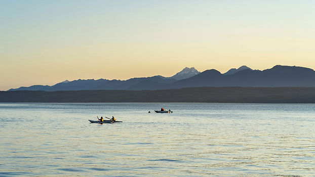 Kajakfahrer auf dem Calm Lake in der Abenddämmerung