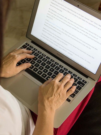 Trabalhando no laptop