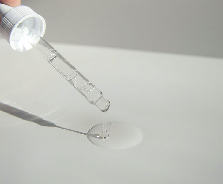 Conta-gotas cosmético em close-up
