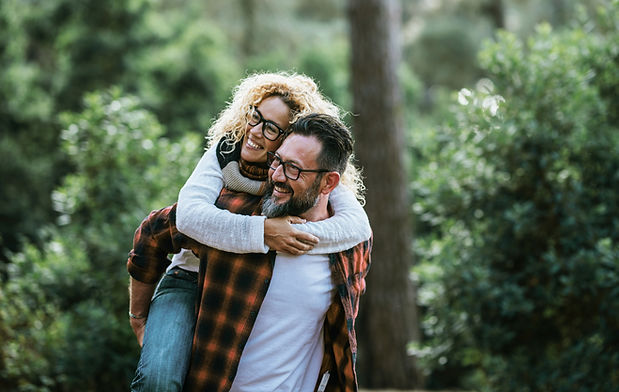 Couple heureux, promenade en forêt