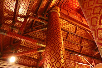 Motif thaïlandais à la surface d’un pavillon de temple