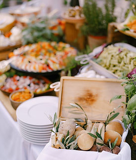 Mesa de buffet sofisticada e bem decorada com variedade de pratos frescos, representando a experiência gastronômica completa da Do it! Eventos.