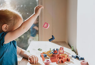 Kind spielt mit Buchstaben