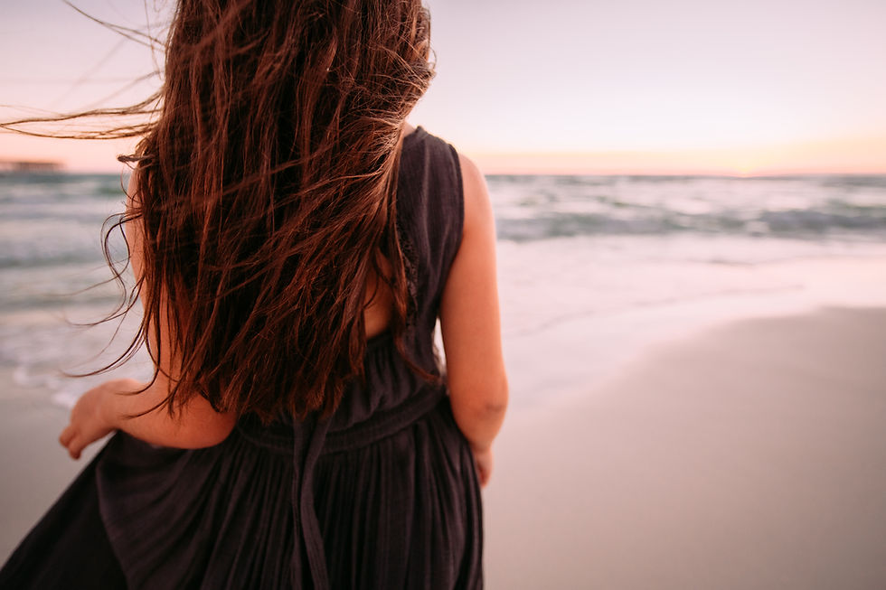 Frau am Sunset Beach