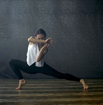 Pose de danseuse contemporaine féminine