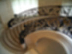 Escalera de caracol en arquitectura sensorial de hoteles boutique
