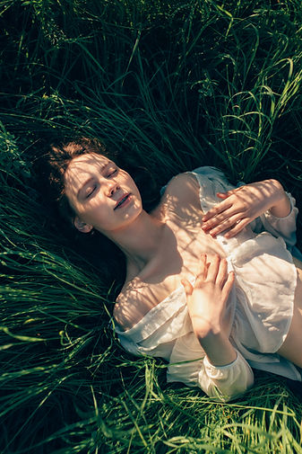 Frau, die sich im Freien entspannt