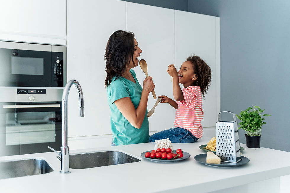 Une mère cuisine avec son enfant