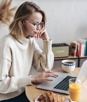 Femme sur l'ordinateur