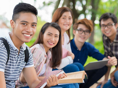 Nhóm sinh viên đại học Châu Á chụp ảnh chung