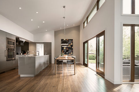 cuisine moderne grise dans un espace rénové et lumineux
