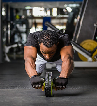 Homem treinando no chão