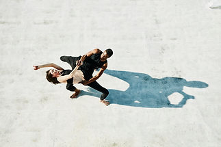 Des danseurs se produisent en plein air