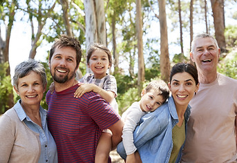 Familia feliz en la naturaleza
