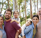 Familia feliz en la naturaleza