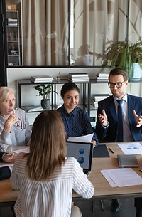 Reunión de negocios en la mesa pequeña