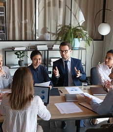 Reunião de negócios na mesa pequena